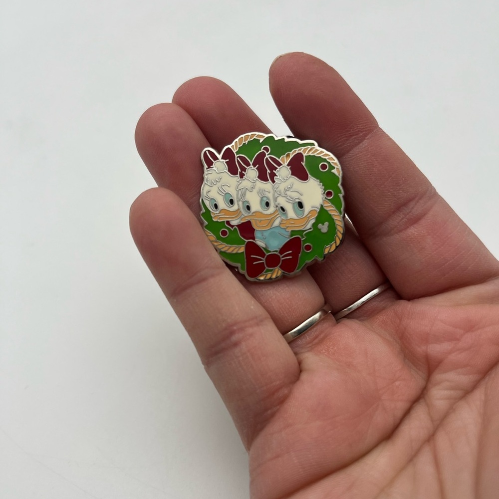 2006 Disneyland exclusive Christmas pin - Picture 3 of 4